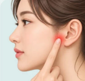 귀 바로 앞 관절 부위를 짚는 모습
